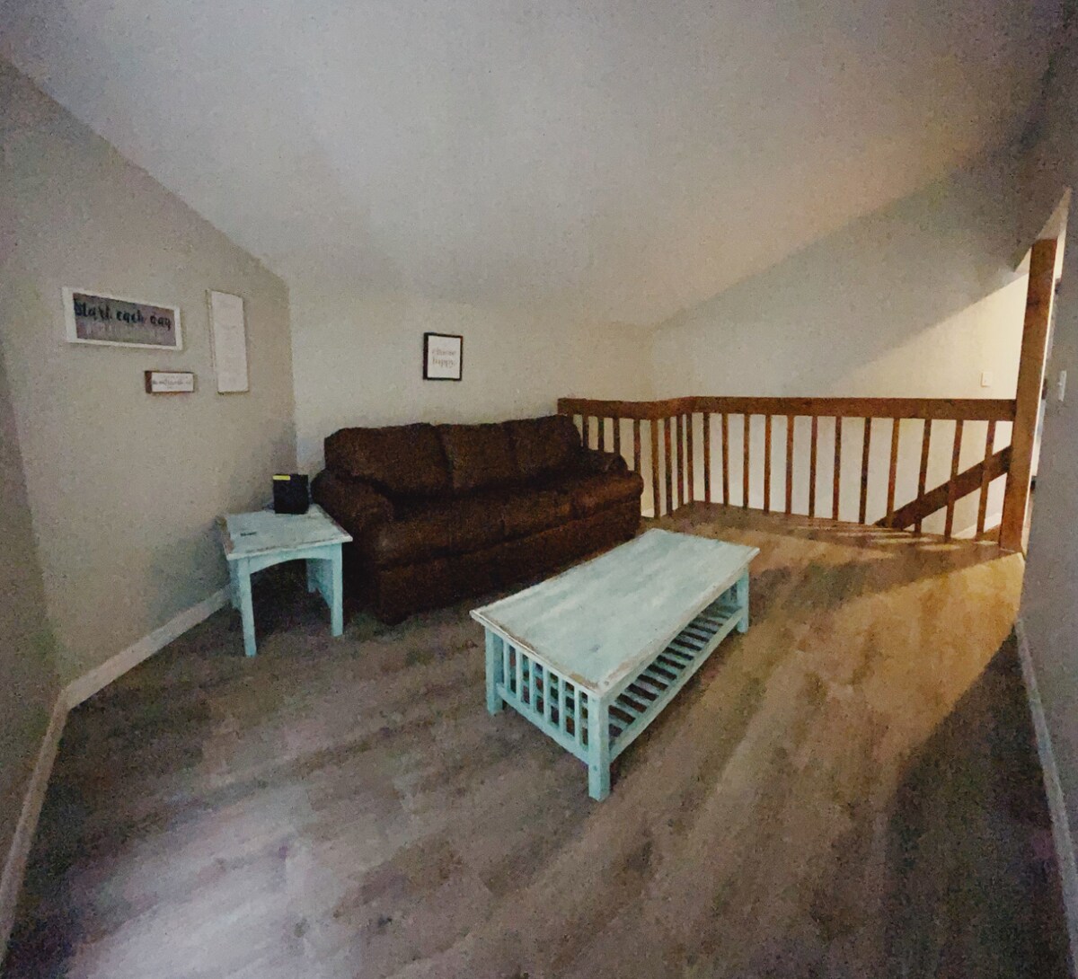 Loft en la planta superior con sofá cama tamaño queen.