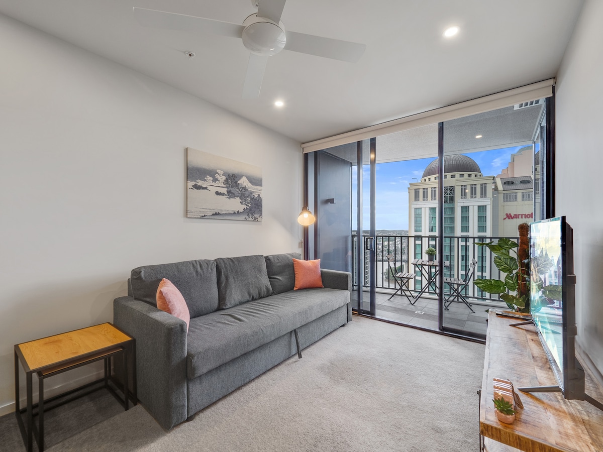 Successful Airbnb property: Infinity Pool & View! 25th Floor Apt w Gym Parking in Brisbane City
