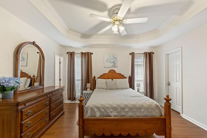 我们的主卧配有专用工作空间、Roku电视和充足的空间！