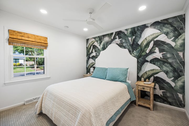 2nd bedroom with queen bed