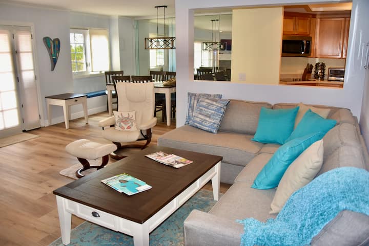 Друг изглед към семейството/страхотната стая е отворена към трапезарията и кухненските помещения. 