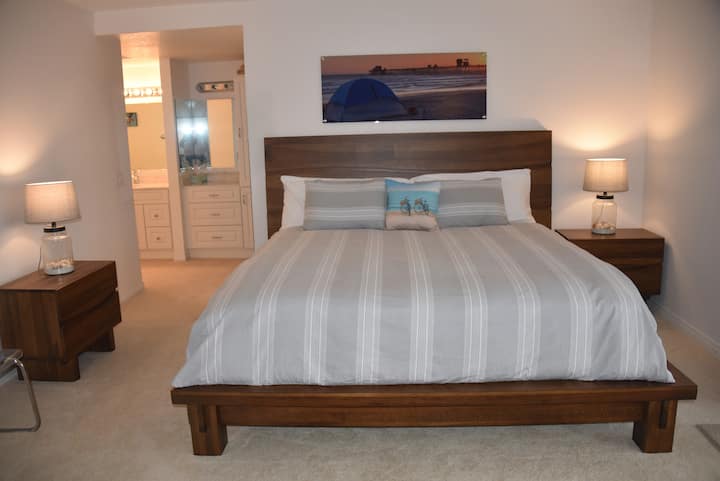 Основната спалня е светилище за океана. Счупете плъзгащата се стъклена врата във вътрешния двор и получете океански бриз през цялата нощ и по цял ден. 