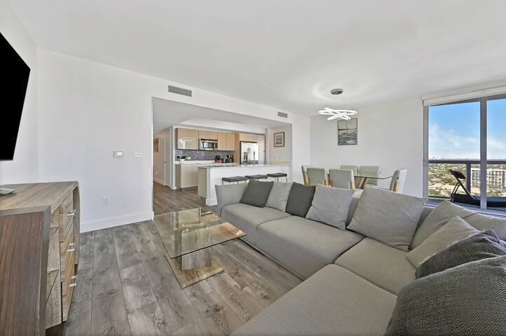 3/3 BDR 20 FL BEACHWALK RESORT WITH BEACH SERVICE gallery image 3