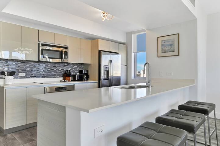 3/3 BDR 20 FL BEACHWALK RESORT WITH BEACH SERVICE gallery image 5