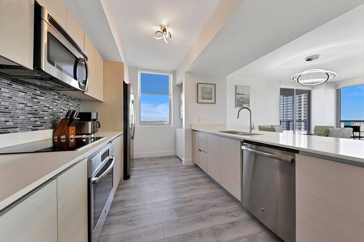 3/3 BDR 20 FL BEACHWALK RESORT WITH BEACH SERVICE gallery image 4