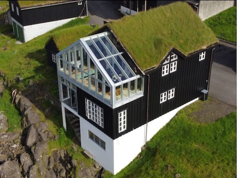 Panorama with two bedrooms and bathrooms.