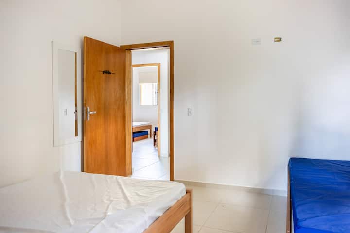 Suita e mirënjohjes • 1 krevat dopio, 1 krevat dopio (me sistem inteligjent - kthehet në krevat dopio) dhe 1 krevat ndihmës tek + ventilator portativ