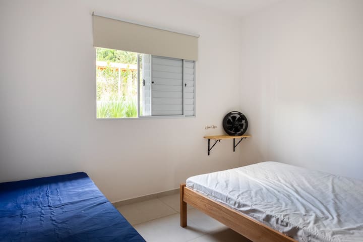 Dhomë komode • 1 krevat dopio dhe 1 krevat dopio (me sistem inteligjent - kthehet në krevat dopio) + ventilator portativ