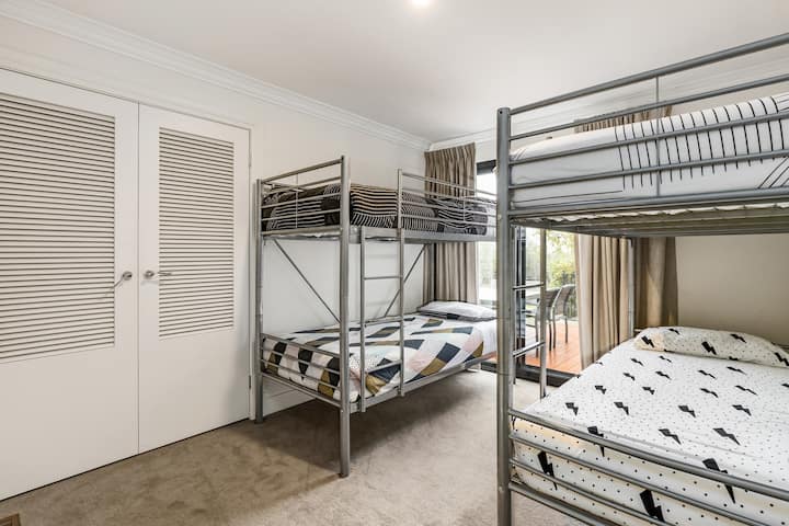 ห้องนอน 3. เตียงสองชั้นเดี่ยว x 2.