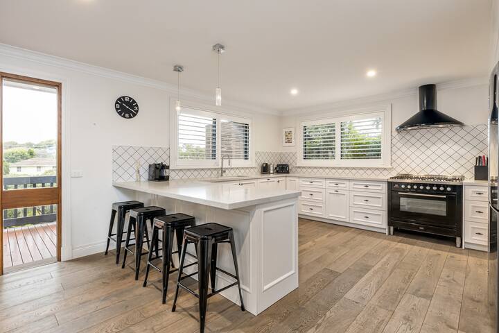 Spa, Sauna, Entertain, Spacious, Walk to Sorrento gallery image 2