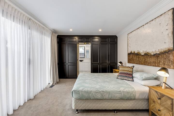 Spa, Sauna, Entertain, Spacious, Walk to Sorrento gallery image 5