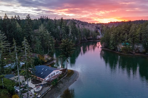 PNW Island Waterfront Getaway with Chef's Kitchen
