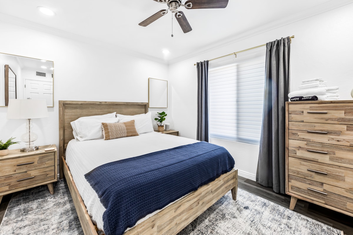 Second upstairs bedroom w/ queen tempur-pedic mattress