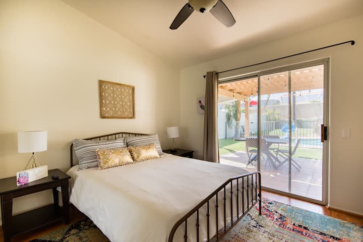 לשני חדרי שינה יש גישה ישירה לחצר האחורית ולבריכה. 