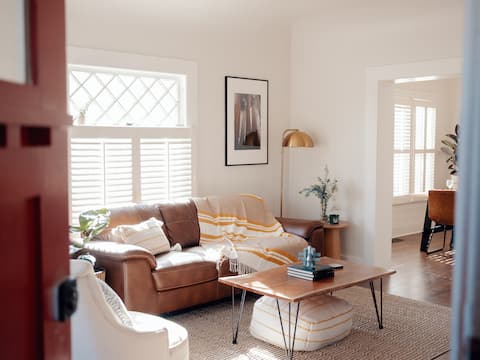 Top performing Airbnb: Charming Cottage Steps from Downtown Exeter, CA in Visalia / Porterville