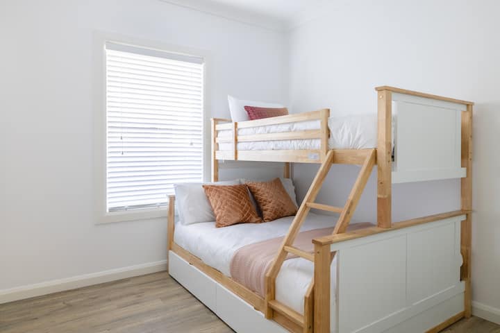 Dormitorio cinco (cama doble, litera individual)