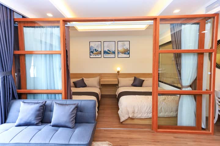 La cama está diseñada con una partición con la sala de estar. Tendrás un espacio más privado si alguien de tu familia todavía quiere ver la televisión o simplemente no quieres influir en los demás. Torre marina FLC Quy Nhon
