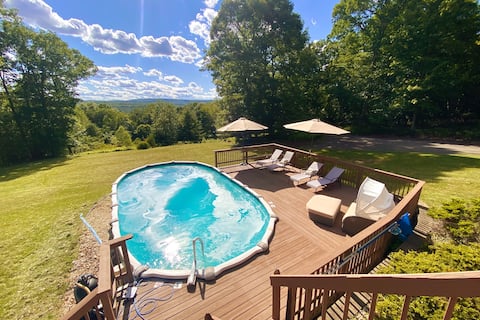 Top of the Hill Pocono Large Home 4 Bdrm, HotTub