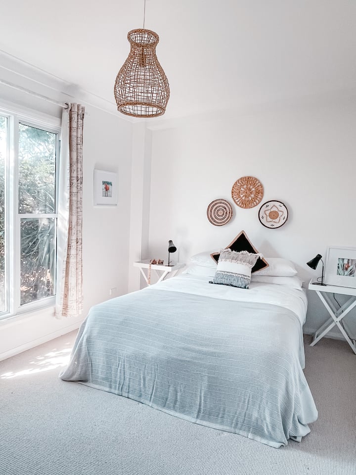 Habitación con cama tamaño queen