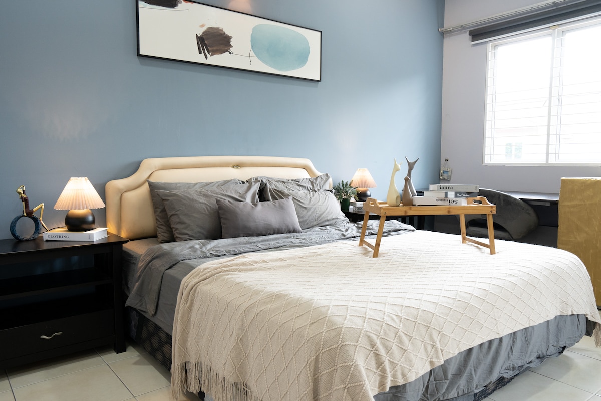 Голямо двойно легло

1 суперголямо двойно легло

Матрак на 8 етажа

с 2 нощни шкафчета

1 учебна маса и стол 

със 

самостоятелна баня

Двойно луксозно масажно джакузи