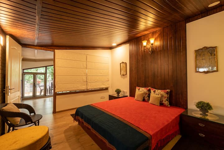 เตียงที่อบอุ่นเป็นจุดสำคัญของห้องประดับด้วยผ้าปูที่นอนออร์แกนิกนุ่มๆ ผ้าปูที่นอนและปลอกหมอนทำจากวัสดุที่หรูหราและเป็นมิตรกับสิ่งแวดล้อมเพื่อให้มั่นใจว่าจะได้รับประสบการณ์การนอนหลับที่สะดวกสบายและยั่งยืน 