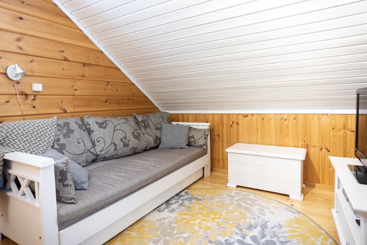 Al piano superiore c'è un divano letto e una TV con Google Chromecast. Dall'altra parte del camino c'è un letto largo 80 cm.