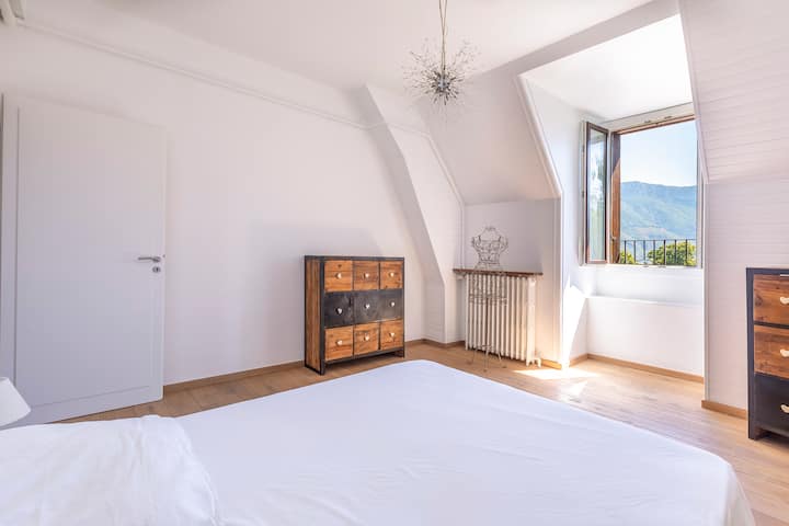 חדר על שפת האגם