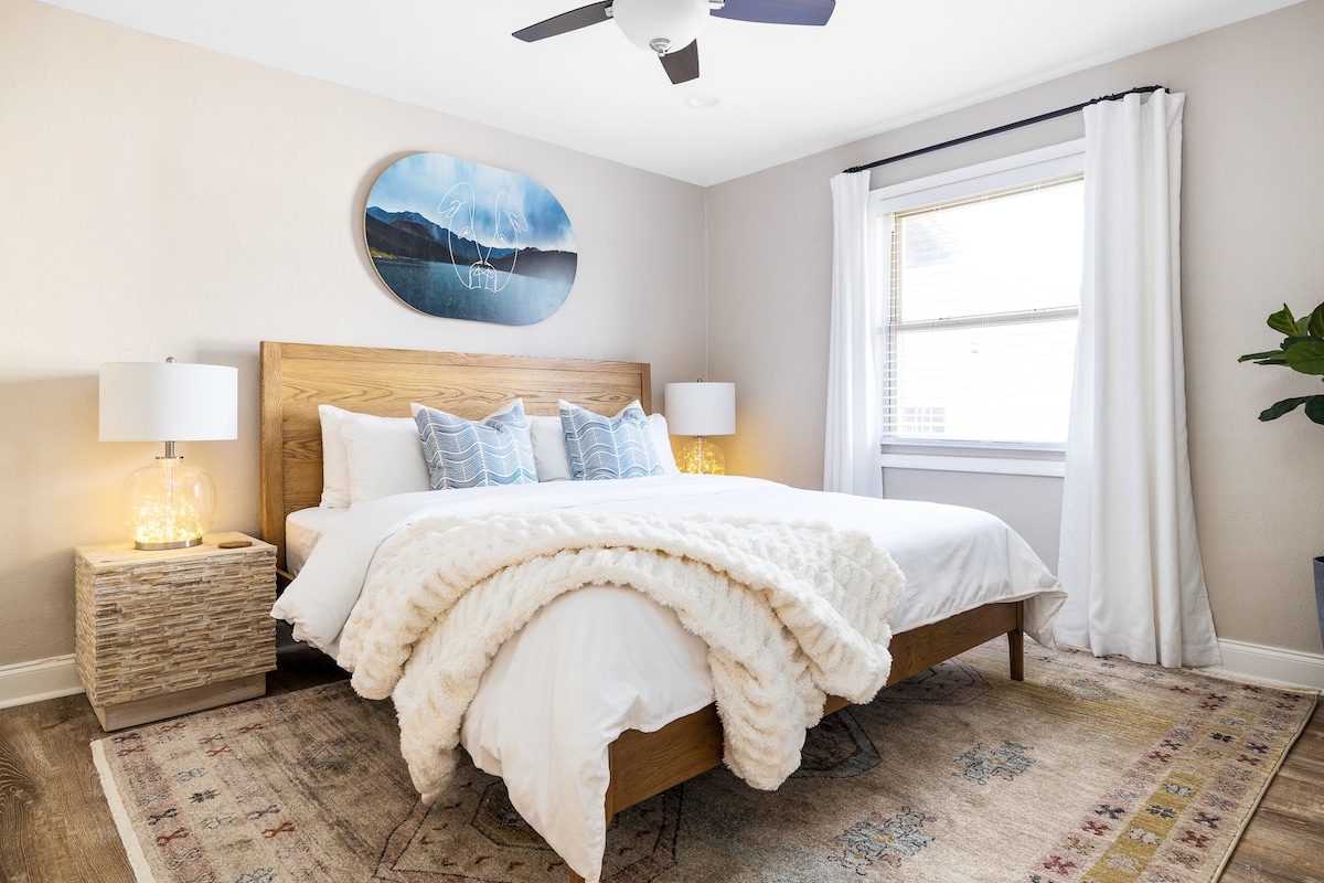 主卧配有舒适的加大双人床、电视和遮光帘！