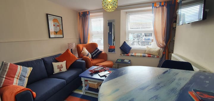 1 Sea View Cottages, Looe. Stylish Retreat For Two - Polperro