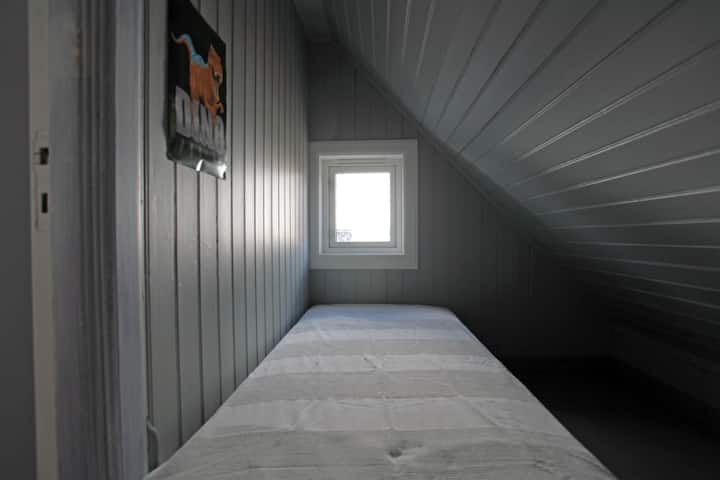 第二个卧室可供一个儿童入住-两者都与其中一间配有一张双人床的主卧室相连