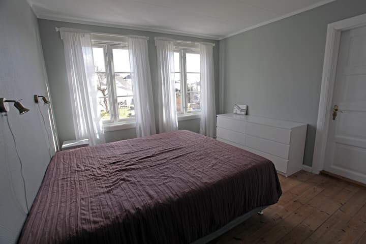 主卧配备加大双人床