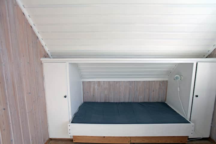 主卧旁边的儿童房的幼儿床