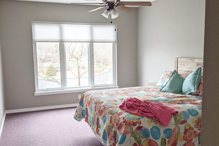 Bračni krevet (širine 180-179 cm) s pogledom na jezero