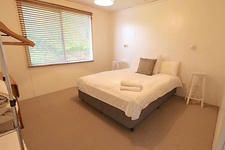 ห้องนอนควีนไซส์มีขนนกและผ้าห่มขนสัตว์