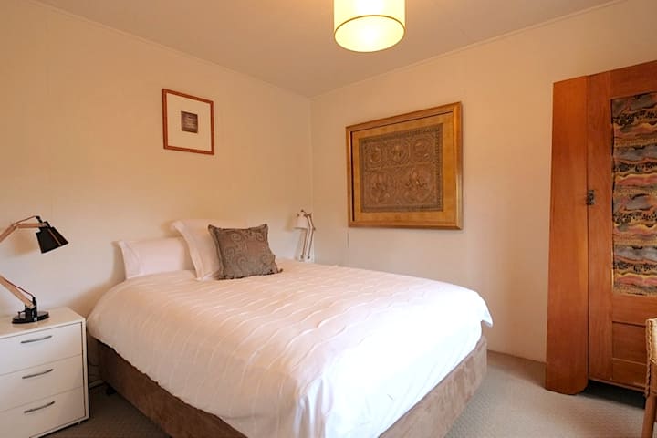 ห้องนอนควีนไซส์มีขนนกและสิ่งทอแบบพม่า