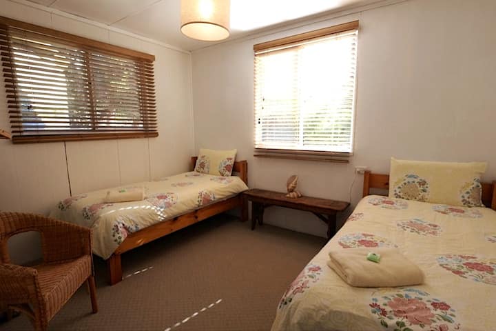 ห้องนอนเตียงเดี่ยวกว้างขวางและสดใส