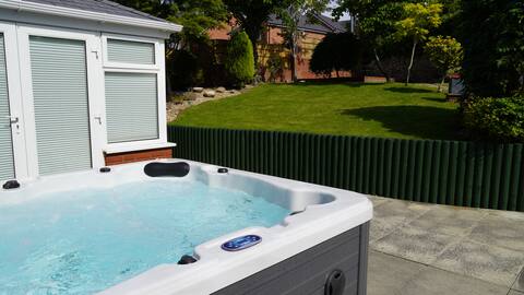 Stunning large house for 6 guests + large hot tub
