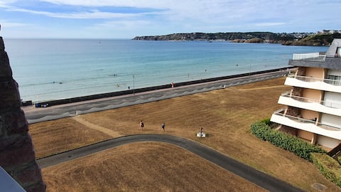 Successful Airbnb property: Sea views on the starboard and port sides! in Erquy