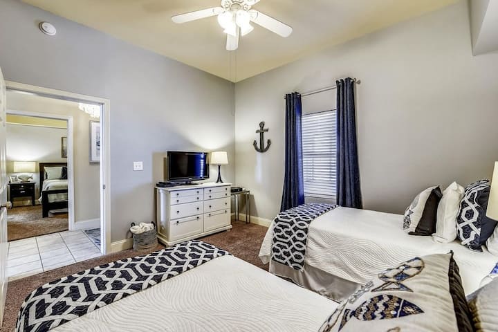 3rd Bedroom with 2 Twin Beds