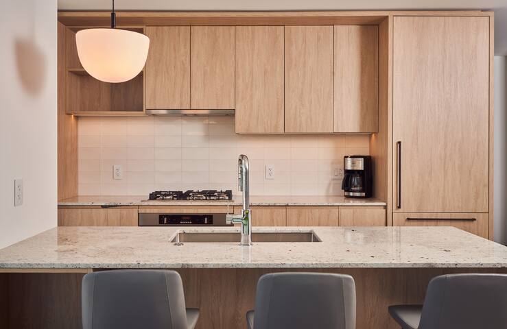 Level River North Spacious Two Bed, Two Bath Suite gallery image 3