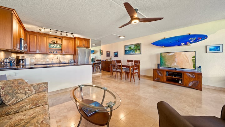 Condo-walking distance to beach, food & shopping!