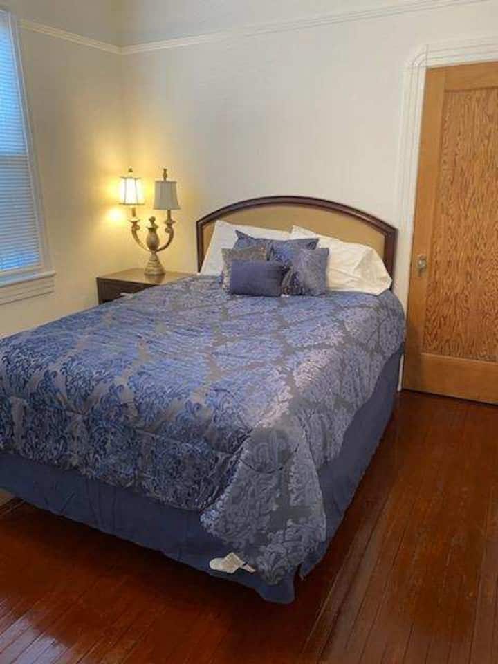 Креветна соба 2  со брачен кревет (широк 150-179 см)