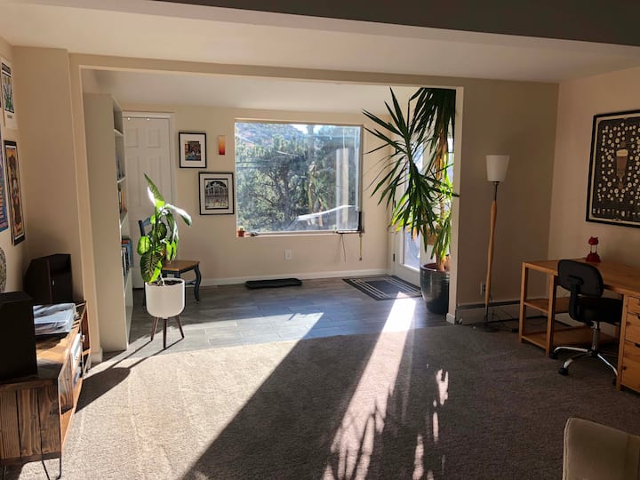 从门口进入带密码锁的家庭房，配有工作空间、日式沙发、唱机和电视/DVD