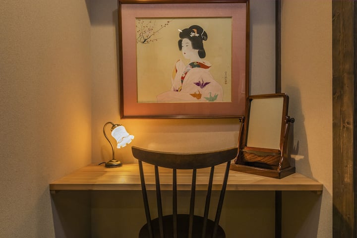 Биро на главната спална соба.