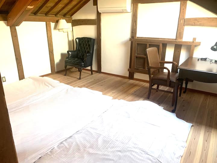 Si tienes alguna solicitud en el segundo piso, puedes quedarte. Las estrellas en la vista nocturna del cielo desde la claraboya son recuerdos para toda la vida.