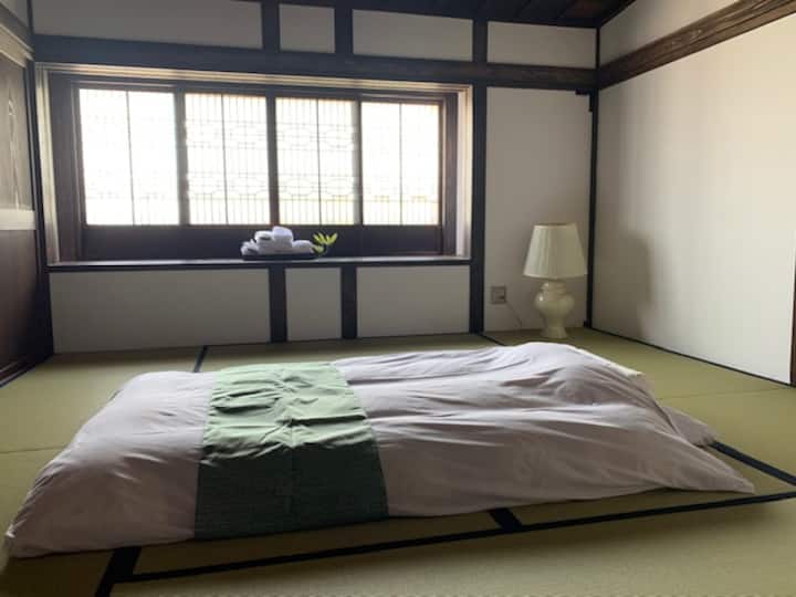 La habitación de estilo japonés en la segunda planta es de 8 tatami y 10 alfombras de tatami, 3 casas.
Cada habitación se puede utilizar como habitación privada para un máximo de 4 personas