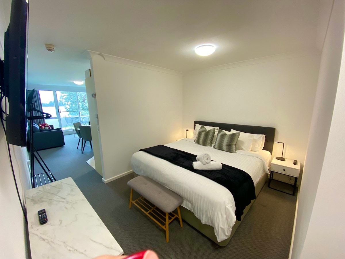 Makuuhuone Alcove
KING BED
Sitä ei voi jakaa sinkkuihin. 
Tarvittaessa pyydä toisen vuoteen vuodesohvaa olohuoneessa varaushetkellä. Tilamme ylimääräiset liinavaatteet ja järjestämme ne saapumistasi varten.