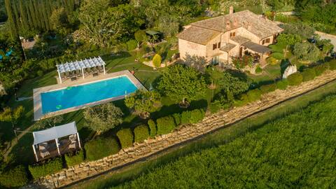 Truly Tuscan villa with pool 6km to San Gimignano