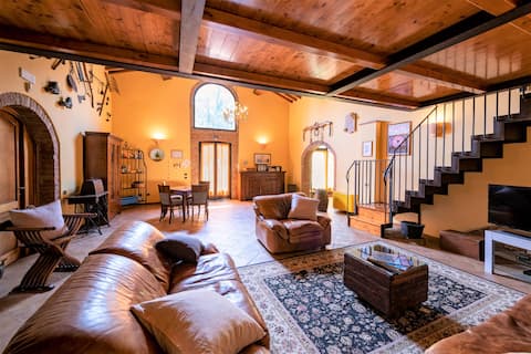 Top Airbnb: Tuscan Villa with Pool & Jacuzzi, San Gimignano in San Gimignano