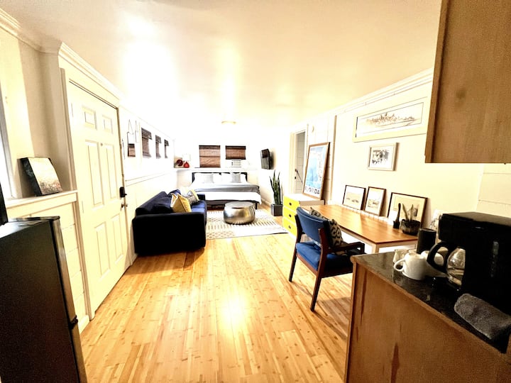 Arxa studiya geniş və genişdir.